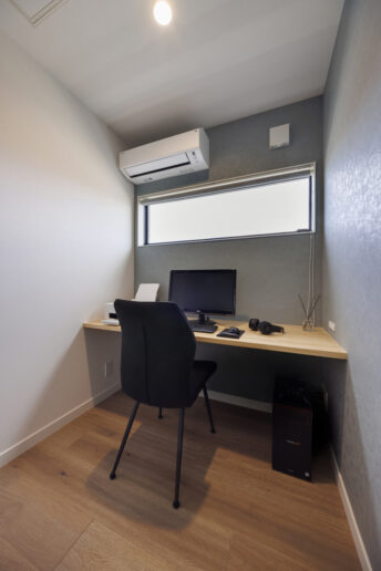 2階にあるご主人の書斎。「男の隠れ家」のようなおこもり感があって、作業に集中できそうです。窓の大きさと位置にもこだわりました。