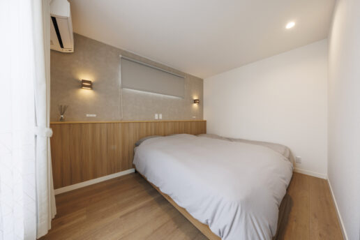 木の温かみがある主寝室。間接照明とダウンライトで明るさを調整します。