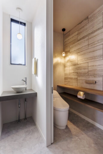 玄関ホールに設けた手洗いコーナー。帰宅後とトイレ後の手洗いに兼用できます。