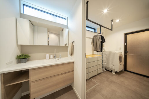 玄関ホールから近い場所に設けたサニタリー。ハイサイドライトから差し込むやわらかな自然光が十分な明るさを届けます。洗面室と脱衣室を分けたことで、誰かが入浴中でも気兼ねなく洗面室を使えるように配慮しました。