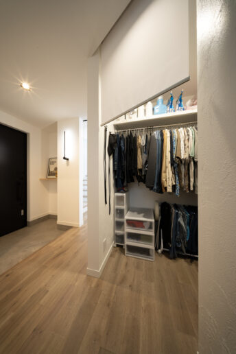 玄関を入ってすぐのウォークインクローゼットは、丸見えにならないよう入口を斜めに設計。扉がないため、スムーズに出入りできます。来客時はロールスクリーンで目隠しできるようになっています。