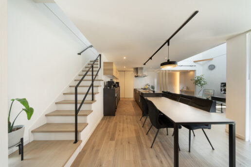 ブラックと木目が引き立て合うジャパンディなLDK。微かな凹凸感が足裏を心地よく刺激するオリジナル無垢フローリングがご夫婦のお気に入り。
