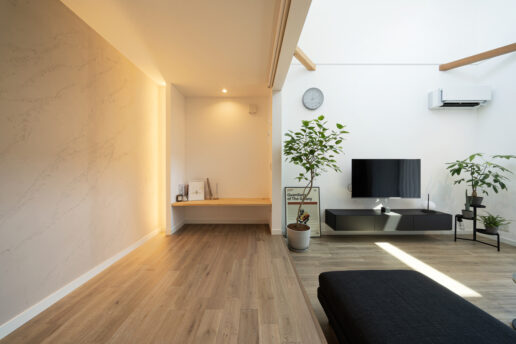 リビングと隣接した小上がりのフリースペース。キッチンから目が届く場所にカウンターを造作し、スタディコーナーに。壁一面に塗ったユーロスタッコ（イタリア漆喰）に縦ラインの間接照明が当たり、アーティスティックな雰囲気を醸し出しています。