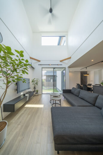 開放感あふれる吹き抜けのリビング。高窓と中庭から心地いい光が差し込みます。休日には、ご友人やお仕事仲間を招いて、中庭でBBQを楽しんでいるそうです。