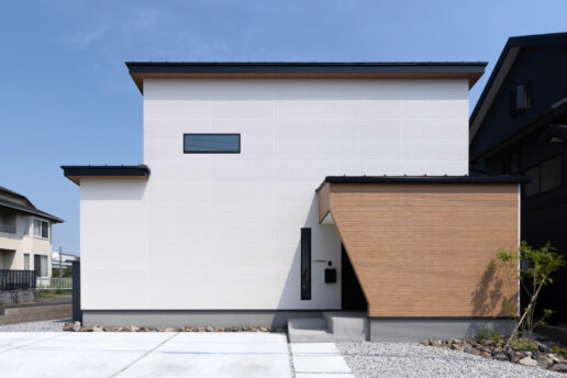 デザイン性とプライバシーを両立したスタイリッシュな外観。斜めの壁はデザインのワンポイントであると同時に、外からの視線を遮る役目も担っています。