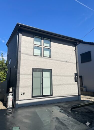 ブラック×グレーの外壁がつくる、端正な佇まい。
正面に表情を持たせた、シンプルで上質な外観です。