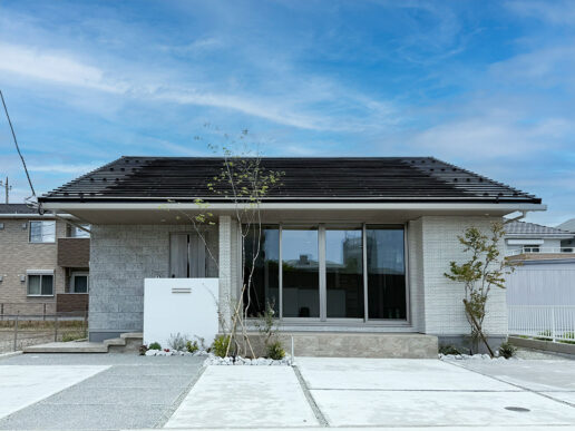 水平ラインを揃えた、端正な外観。屋根置き型ではなく、瓦一体型の太陽光を採用し、すっきりとした印象に。