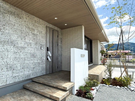 深い軒と大判タイルが重厚感を感じさせます。
こちらの大判タイルは、玄関ホールにもアクセントで取り入れ、統一感を出しました。
一癖あるポーチタイルも印象的。
