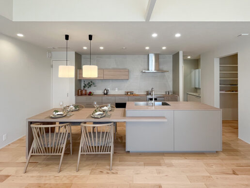 キッチンハウスの二列型キッチン。ダイニングと一体のデザインで、まるで家具のよう。
レンジフードが壁側にあるため、空間全体がスッキリと見えます。