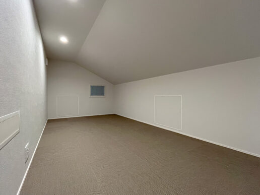 小屋裏収納があり、季節用品や災害備蓄品など、使用頻度が低いものを小屋裏にしまうことで、居室を広く利用できます。
