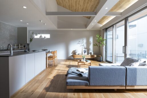 22帖のLDK。
鉄骨ユニットの特長を生かし、柱のない大空間を実現しました。南側の一面に広がる大きな窓は、幅4m、高さ2.3m。吹抜けで縦にも空間が広がります。