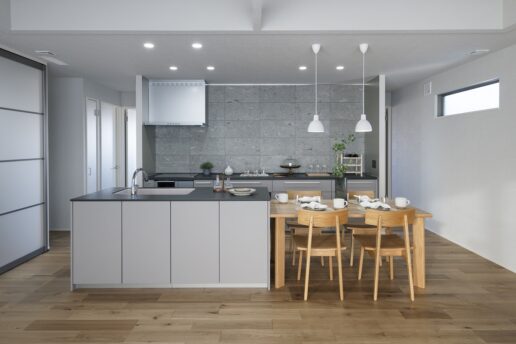 トクラスの2列型のキッチン。作業スペースが広くとれ、複数人で一緒に料理がしやすい。レンジフードを壁側に配置し、空間がより広くすっきりとした印象に感じられます。