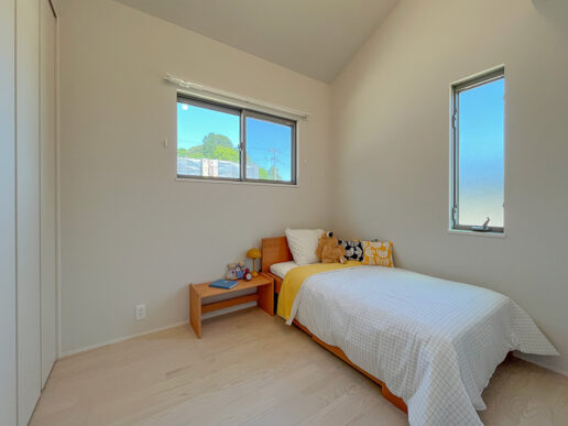 子ども部屋は4.5帖とコンパクトでありながら、勾配天井により上にも空間が広がる、秘密基地のような居場所。
