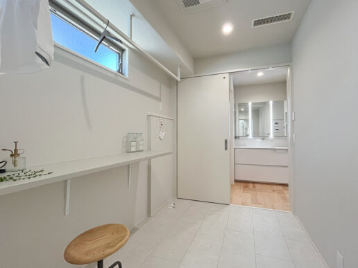 広々としたランドリールームは、室内干し用ポールに加え、アイロンがけなども行えるカウンターを設置。洗濯周りの家事はここですべて完結します。