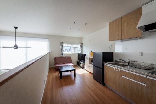 将来の同居も視野に入れ、間取りはお互いが快適に過ごせるよう計画。
２階には吹き抜けで１階とつながるキッチンをレイアウト。
今は、調理師免許を持つ奥さまがお菓子づくりを楽しんだり、ご主人が友人と宴会をしたり。
ママ友が集まる日には、２階で遊ぶ子どもたちの笑い声が１階まで響き、家中がにぎやかで温かな空気に包まれるそうです。