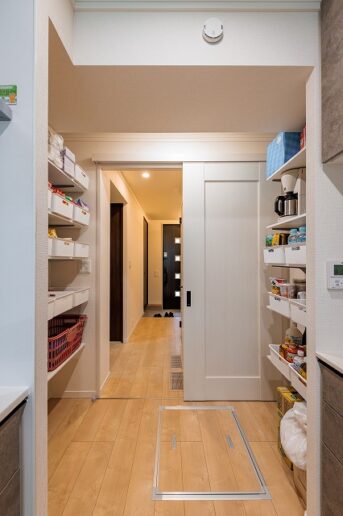 縦長という敷地の制約からできないと思っていたパントリーやウォークインクローゼットも提案により実現可能に。
