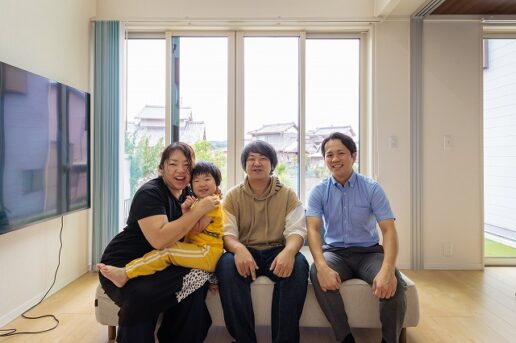 入居まもなく経験した夕方の停電。周囲が真っ暗になる中、Ｈ邸だけが蓄電池によってすぐに電力が復旧。
「災害があってもこの家なら大丈夫」と、ご夫妻の口から自然と笑みがこぼれます。
災害から家族を守ってくれる安心感。そして、四季を通して変わらない心地よさ。
この家は、これからも家族の暮らしをしっかりと支え続けていくことでしょう。