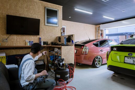 ガレージの奥にはソファやテレビを置いてご主人の趣味スペースに。仲間と語らうひと時が最高なのだとか。