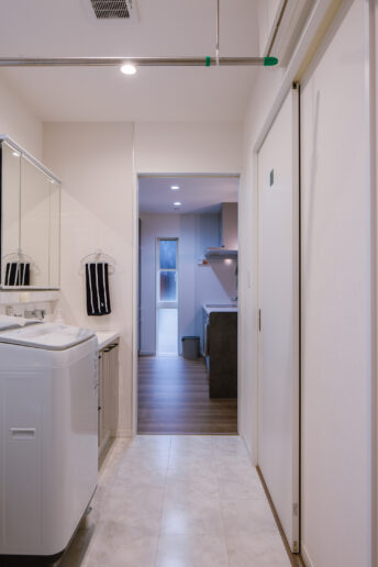 キッチンから、洗面→脱衣→浴室を直線でつないだ家事ラク動線。洗面室にはハンガーバーを設置して室内干しにも対応。