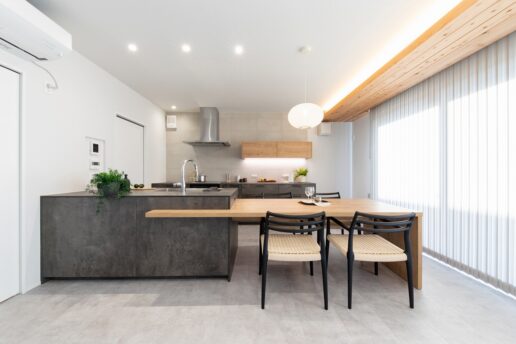 「グレイッシュノスタルジー」をコンセプトに、
浜松産の高級杉材「天竜杉」の天井パネリングなどを採用した、
遠州の記憶と和の趣を感じさせる空間です。