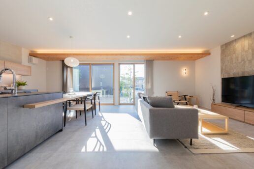 DJ構法により柱や壁を抑えた、大空間・大開口のLDKを実現。
家族が自然と集まる、開放感あふれる住まいです。