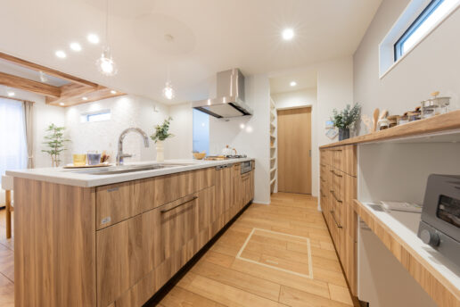 玄関からパントリーを経由してキッチンへ通じる
お買い物帰りには嬉しい動線です。