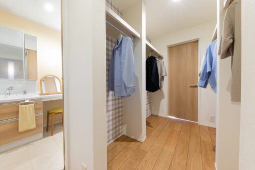 廊下からアクセスができるためみんなで使いやすい共有スペース。
主寝室・洗面脱衣室と回遊できるので、家事動線の短縮も◎。
