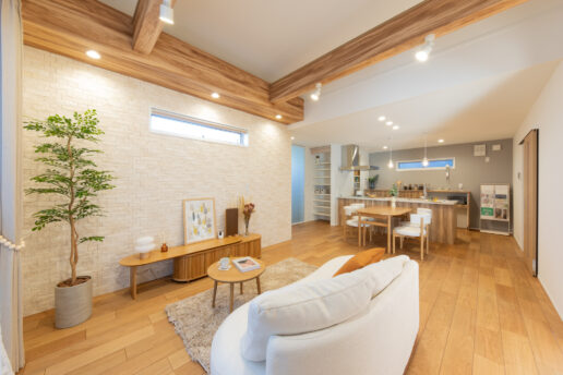 20.5帖のLDKは勾配天井を採用してさらに開放的に。
アクセントの梁が空間に立体感をもたらします。