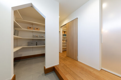 玄関からリビング、シューズクロークからパントリーの2つの動線を
暮らしのシーンにあわせて使いわけてください。