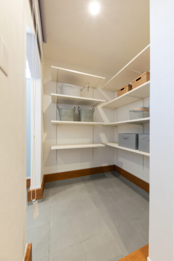 シューズクロークは広々としていて自転車もラクラク収納。
そのままホールへ上がれるため、外出後の混雑もありません。