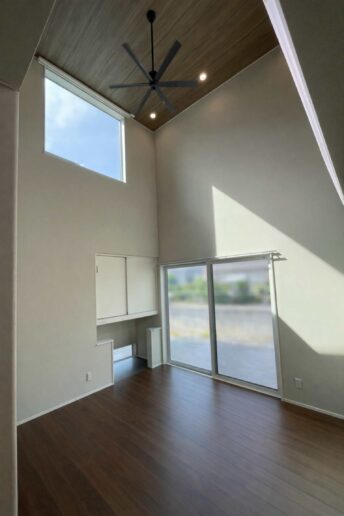 木目天井が印象的な吹き抜けリビング。
高さを活かした設計で、シンプルながらも存在感のある空間に仕上げました。