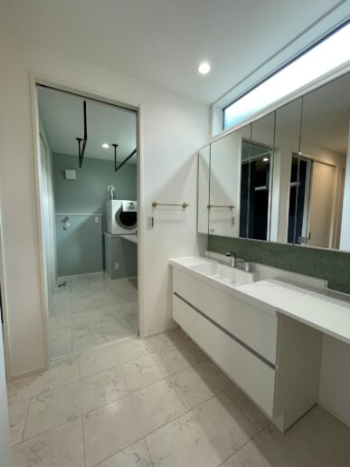 幅1200㎜の洗面台＋カウンターで、広々使える洗面スペースに。