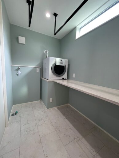 広さ3帖のランドリールームには、ガス乾燥機「乾太くん」を採用。アイアンバーやカウンターも設置し、洗う・乾かす・畳むがここで完結。