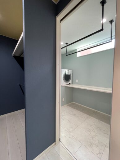 ランドリールームの横にファミリークローゼットが配置されているので、洗濯後の衣類をしまうのも楽々。