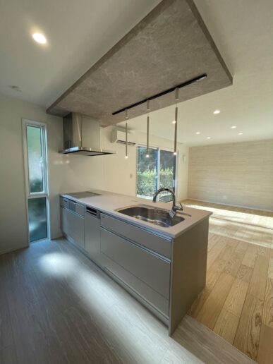 やさしいグレージュでまとめたキッチン。海外食洗機「BOSCH」を採用し、家族分の食器も一度にしっかり洗浄でき、家事の時短に。