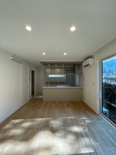 空間に溶け込む、やわらかなニュアンスカラーのLDK。
ダイニング・リビングまで視線が抜ける開放的なレイアウトで、家族の会話も自然と広がります。