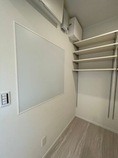 キッチン横に設けたパントリーは、大容量のストックやセカンド冷蔵庫も置ける2帖分の広さ。マグネットボードにメモなどを貼れて、買い忘れ防止にも◎。