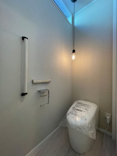 まさにシンプルイズベスト。余計な装飾はせず、必要なものだけを丁寧に。
やわらかな光が落ちる、落ち着きのあるお手洗い空間です。