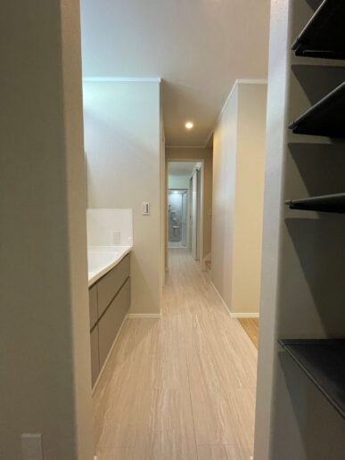 シューズクローゼット→洗面→ランドリールーム・脱衣室→浴室まで一直線で行ける動線。お子さまが汚れて帰宅しても、リビングを通らずに浴室まで直行できます。