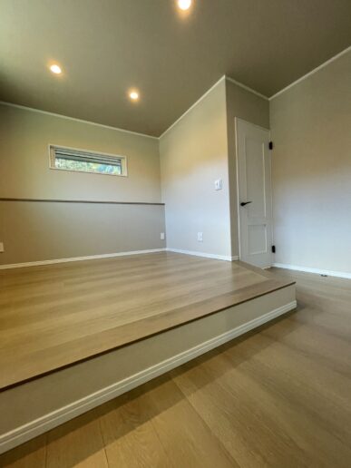 小上がりにすることで、寝室をゆるやかにゾーニング。天井と壁のニュアンスカラーが、一日の終わりをやさしく包み込みます。