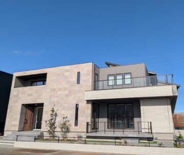【一条工務店】1月にOPENしたばかりの新しい展示場 !　ミストグレーを使った高級感あふれる外装！のイメージ