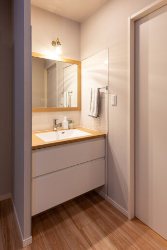 アイカ工業の洗面台は、天板とボウルが一体になったシームアンダーデザイン。スタイリッシュなフォルムで掃除も簡単。