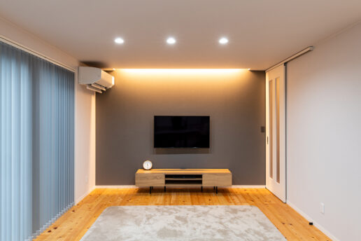 檜の無垢フローリングは、檜特有の良い香りが室内に広がります。折上げ天井の間接照明が繊細で柔らかな雰囲気に。