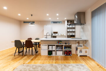 回遊できる家事動線も魅力　檜の床が心地よい住まいのイメージ