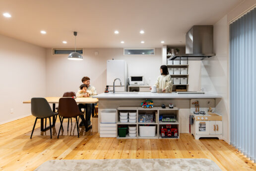 キッチンと横並びのダイニングは、食事の準備や片付けもスムーズ。パントリーは収納ケースを使ってきれいに整えている。