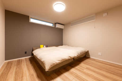 ゆったりとした8帖の寝室は、プライバシーと採光のバランスを考えて高窓を採用。