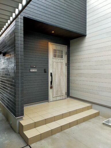 スタイリッシュでモダンな雰囲気の外観×室内はナチュラルなデザインに。