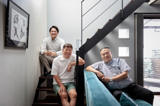 Fさまを囲む、担当営業の大石（左）とサポートを務めた部長の児玉（右）
「ハイムは、家づくりにおける信頼できるパートナー」と嬉しい言葉をいただいた
