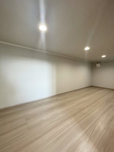 2か所に設けた小屋裏収納。その1つは、多趣味なご主人が1人の時間を過ごすための隠れ家。