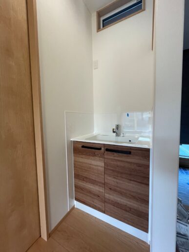 将来の暮らしに備えて玄関からお父様の部屋につづく途中に手洗いコーナーとトイレを設置した。